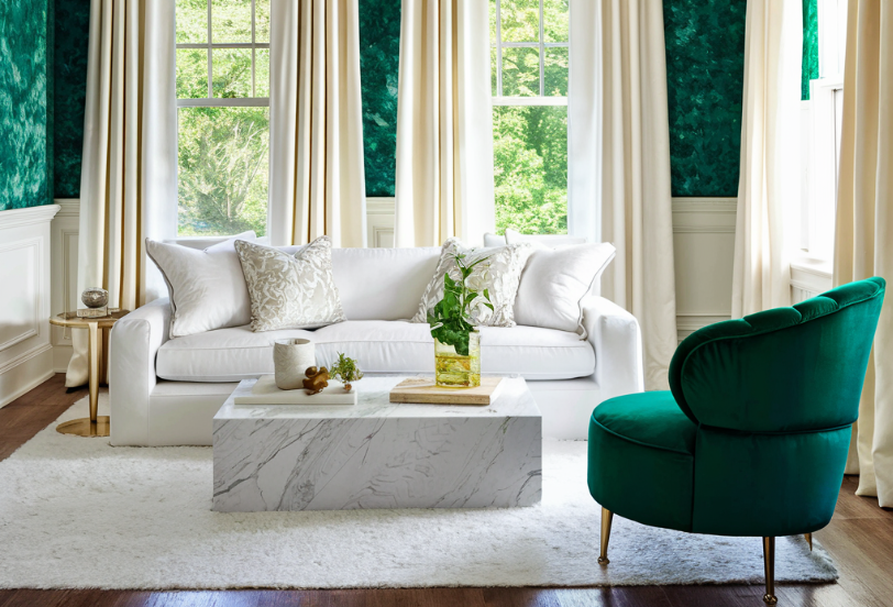 salon canapé blanc table en marbre et couleur vert émeraude