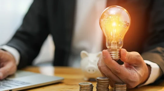 quelles-strategies-un-courtier-en-energie-utilise-t-il-pour-aider-une-grande-entreprise-a-reduire-ses-couts-energetiques
