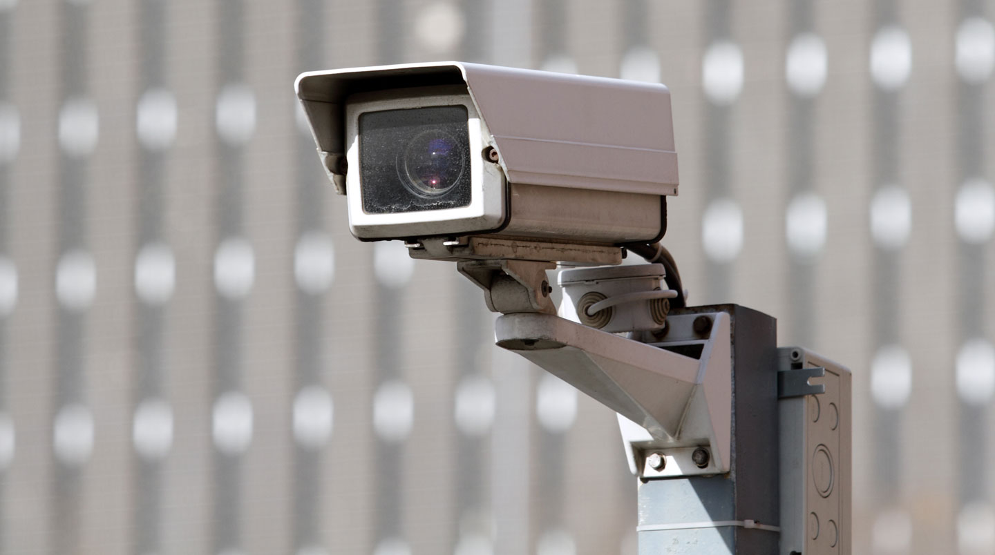 Icônes représentant la chaîne d'action de la télésurveillance : détection, interpellation, intervention.